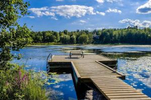 una panchina seduta su un molo su un lago di Vackert nyrenoverad lägenhet a Stoccolma