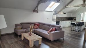 sala de estar con sofá y mesa en Charmante maison à Haybes, en Haybes
