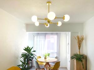 a dining room with a table and a chandelier at Bonito apartamento en Castellón in Castellón de la Plana