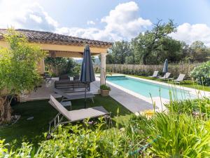 patio trasero con piscina y patio con sombrilla en Villa Syracuse - Chambre privée avec piscine et jardin, en Cogolin