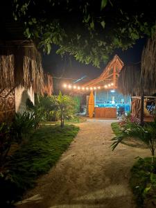 Blick auf die Nacht eines Gebäudes mit Lichtern in der Unterkunft Siargao Tropic Hostel in General Luna