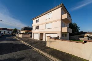 um edifício branco ao lado de uma rua em Bordeaux - Ma Résidence Privée em Bègles