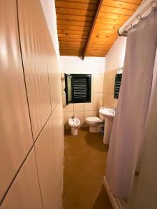 Ένα μπάνιο στο Ramo's Hilltop Retreat with Kitchenette and Patio - 2nd