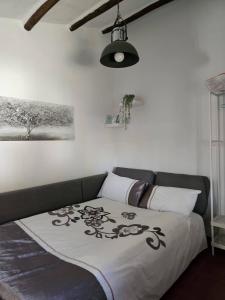 ein Schlafzimmer mit einem Bett mit einer Decke darauf in der Unterkunft Canary Cozy House 4km from the Beach and the Airport in Ingenio
