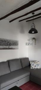 uma sala de estar com um sofá cinzento e um candeeiro em Canary Cozy House 4km from the Beach and the Airport em Ingenio