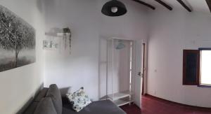 ein Wohnzimmer mit einem Sofa und einem Fenster in der Unterkunft Canary Cozy House 4km from the Beach and the Airport in Ingenio