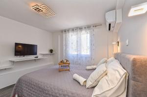 Postel nebo postele na pokoji v ubytování Double room with pool 2261