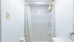 Ένα μπάνιο στο El Rico Suite Makati by RedDoorz