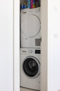 Una lavadora y secadora en un armario en Art and Luxe, en Tel Aviv