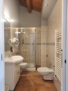 bagno con 2 lavandini, doccia e servizi igienici di LPH - Dannunziano Country House a Chieti
