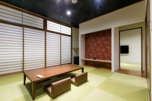 Una televisión o centro de entretenimiento en Spa & Hotel Suishun Matsuiyamate