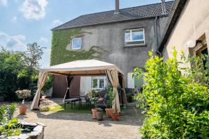 une terrasse avec un parasol en face d'une maison dans l'établissement XXL Superior Apartment 2 - 9 Personen, à Castrop-Rauxel