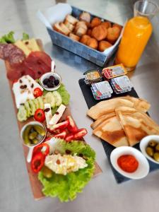 een tafel met verschillende soorten voedsel en dips bij Garden Apartments in Ulcinj