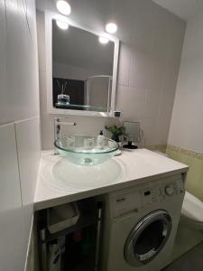 La salle de bains est pourvue d'un lavabo et d'un lave-linge. dans l'établissement Apartment for rent in Sunny Beach/ Nessebar, à Nessebar