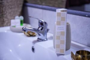un lavabo con un rollo de papel higiénico. en Agriturismo Albarosa-Terre dell'Amore, en Marina di Grosseto