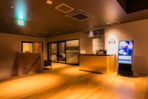 Una televisión o centro de entretenimiento en Spa & Hotel Suishun Matsuiyamate