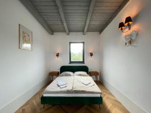 um quarto com uma cama e uma janela em HOTEL DOUBLE RED CARS Museum em Brezno