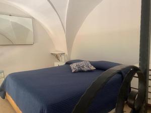 um quarto com uma cama azul com uma almofada em Casa Contadina em Giuliano