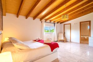 1 dormitorio con cama y ventana grande en Villa Barcares Sunset, en Alcudia