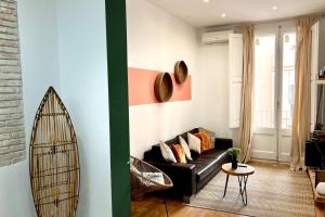 バルセロナにあるCentric 2 Bedroom Apartment with a Private Lovely Terraceのリビングルーム(黒いソファ、鏡付)