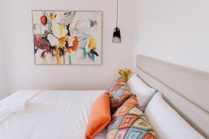 Gulta vai gultas numurā naktsmītnē Coliving The VALLEY Portugal private bedrooms with a single or a double bed, a shared bedroom with a bed and futons, shared bathrooms and a coworking space open 24-7