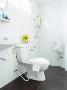 biała łazienka z toaletą i umywalką w obiekcie AIRBEST Explore Chiang Rai Hotel w mieście Chiang Rai