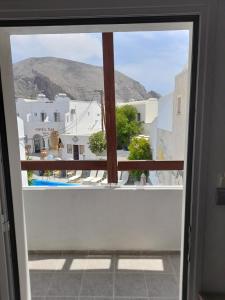 una vista desde la ventana de una habitación en Villa Markos, en Perissa