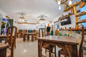 comedor con mesa y sillas en Vila Ahmeti, en Sarandë
