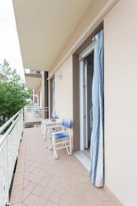 een balkon met stoelen, een tafel en een raam bij Villa Graziano in Cesenatico