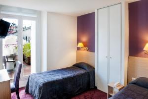 Una cama o camas en una habitación de Hôtel Continental