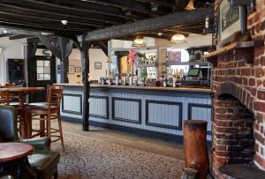 Loungen eller baren på Bear Hotel by Greene King Inns