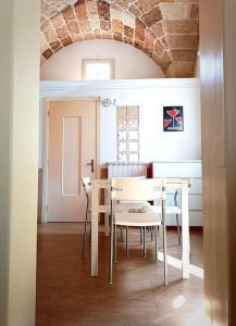 comedor con mesa blanca y sillas en Casa Regina Elena - Locazione Turistica, en San Cesario di Lecce