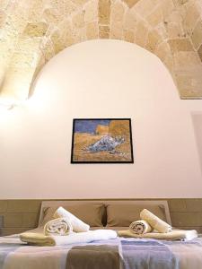 Una habitación con una cama con toallas. en Casa Regina Elena - Locazione Turistica, en San Cesario di Lecce