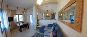 sala de estar con sofá azul y mesa en Villa Maria - Seashore Serenity Villa at Myrties Beach Kalymnos, en Myrties