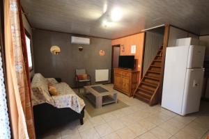 Habitación pequeña con nevera y escalera en Villa climatisée, 4 couchages, 2 chambres, véranda, Résidence LES TAMARIS, accès payant pour les piscines, wifi, PORTIRAGNES PLAGE LRTAML9 en Portiragnes