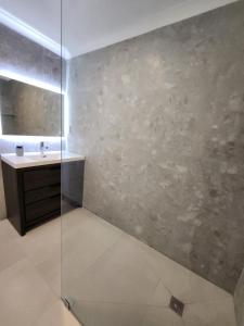een badkamer met een wastafel en een glazen douche bij Endeavour Adventures in Hamilton