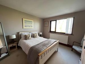 - une chambre avec un grand lit et une fenêtre dans l'établissement Rural Family Farmhouse with Countryside views, à Southport