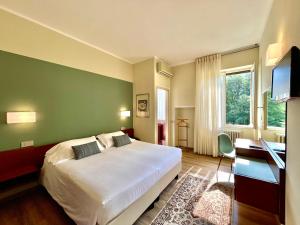 Postel nebo postele na pokoji v ubytování Hotel Brescia + 37 fotografií