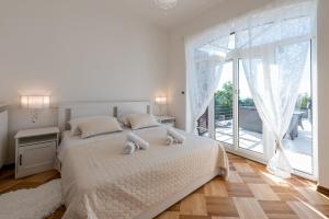 Un pat sau paturi într-o cameră la Villa Piano with Stunning View, heated outdoor pool & gaming room
