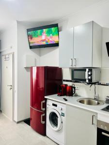 a kitchen with a red refrigerator and a sink at Neuwertiges Apartment mit schnellem WLAN, Glasfaser, Kostenlose Privatparkplatz auch für Transporter geeignet R20 in Freiberg am Neckar