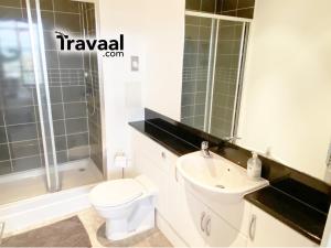 Koupelna v ubytování The Aviator Apartment - Farnborough - Allocated Parking, WI-FI & Self Check-in