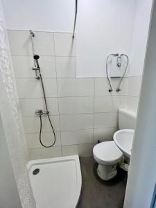 Koupelna v ubytování Neuwertiges Apartment mit schnellem WLAN, Netflix, Glasfaser, Kostenlose Privatparkplatz auch für Transporter geeignet R20