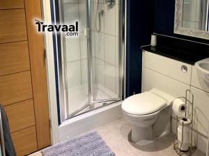 Koupelna v ubytování The Aviator Apartment - Farnborough - Allocated Parking, WI-FI & Self Check-in