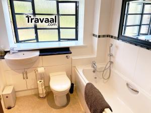 Koupelna v ubytování The Aviator Apartment - Farnborough - Allocated Parking, WI-FI & Self Check-in