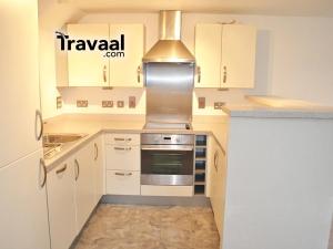 Kuchyň nebo kuchyňský kout v ubytování The Aviator Apartment - Farnborough - Allocated Parking, WI-FI & Self Check-in