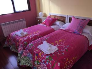 dos camas sentadas una al lado de la otra en una habitación en El Perfume Del Almendro, en Quintanilla del Agua