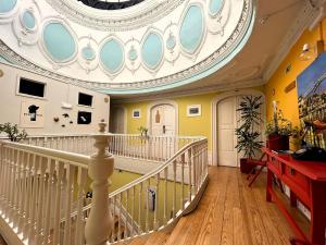 un grand couloir avec un plafond voûté et un escalier dans l'établissement Porto Wine Hostel, à Porto