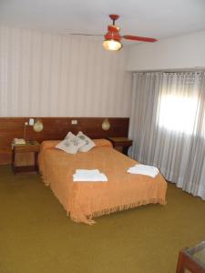 Un pat sau paturi într-o cameră la Hotel El Velero