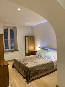 1 dormitorio con 1 cama en una habitación con ventana en Belvedere, en Perugia