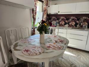 una cocina con una mesa con platos y flores. en Ferienhaus Ani, en Patzig